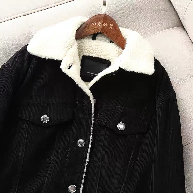 Bershka เสื้อกันหนาว เสื้อแจ็ค เนื้อลูกฟูก แต่งซับขนอุ่น สีขาวด้านใน แบรนด์ BESHKAงานสวย น่ารักมากคะ