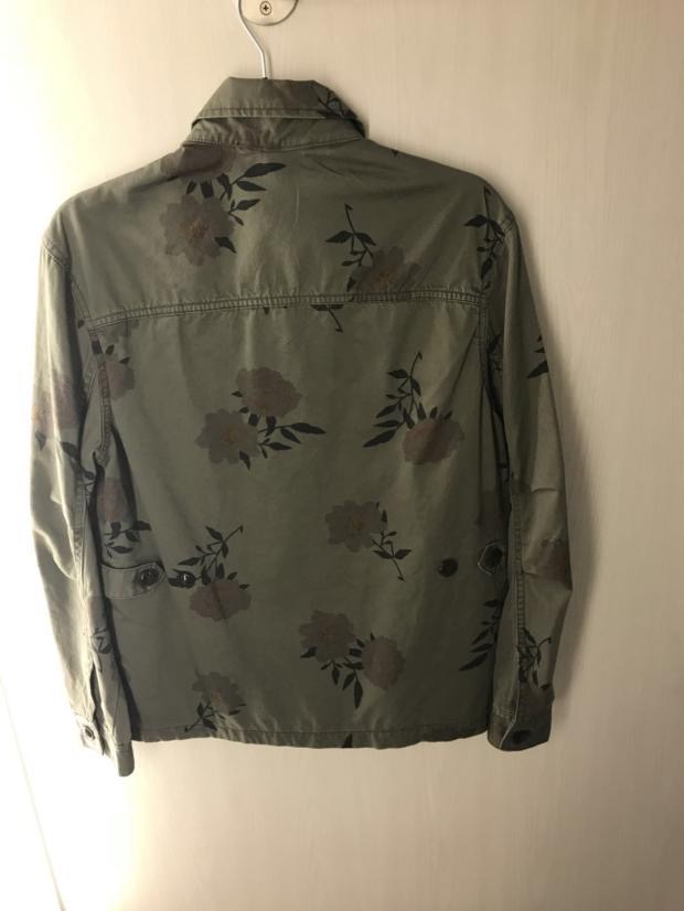 H&m เสื้อทหาร เสื้อเขียวทหาร ลายดอก เสื้อนอกแนวทหาร H&M (ตัดป้าย) แพทเทินสวย เท่ห์มาก คะ Size M สำเนา สำเนา เขียว