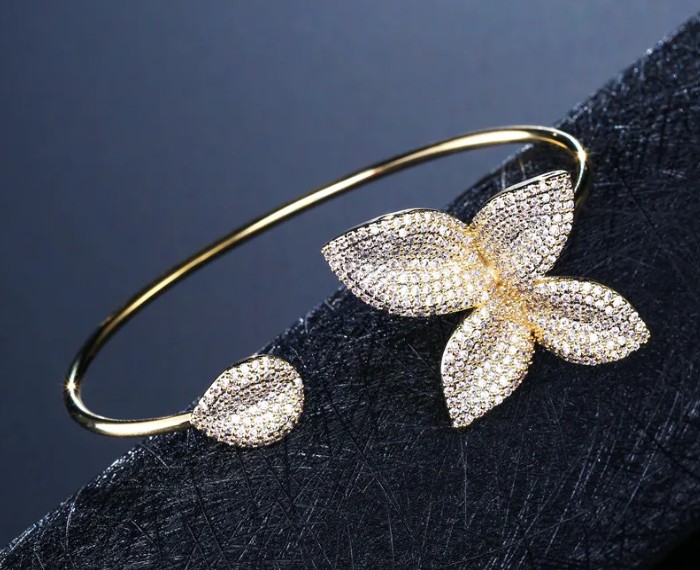กำไลข้อมือ ปลายเปิด ลายดอกไม้ ฝังเพชร สีเงิน ทอง สวยหรู ใส่ออกงาน แบบไม่เว่อร์ 509363