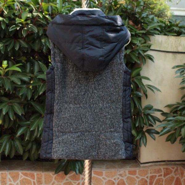 Zara เสื้อกั๊กกันหนาว กั๊กZARA สีน้ำเงินกรม แต่งหมวกฮูท (ฮูทถอดได้คะ) แต่งขนอุ่น คอปกด้านใน แบบสวย น่ารักมากคะ 👍🏻หมวกฮูทถอดได้คะ น้ำเงินกรม