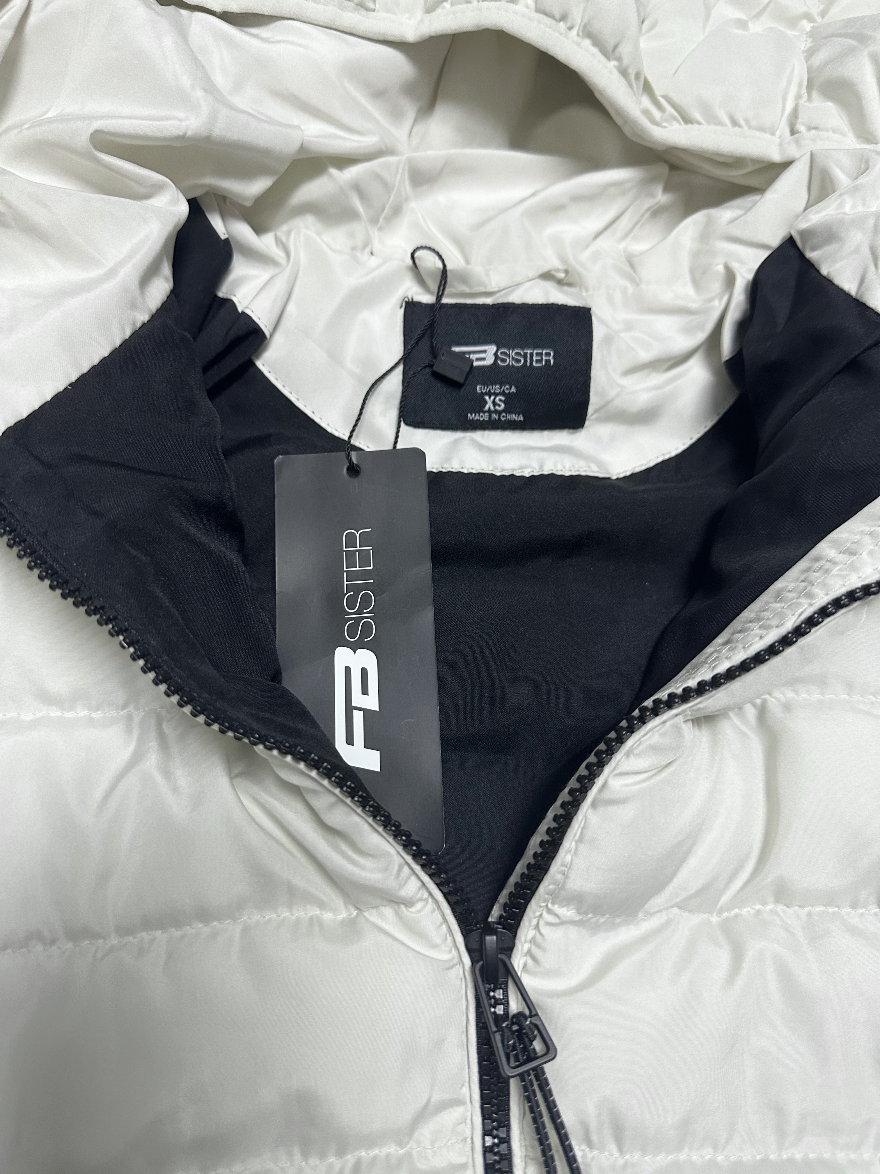เสื้อกันหนาว เสื้อฮู้ดเฟอร์ บุนวมอุ่น สีขาว แบรนด์ FB SISTER (padded puffer coat สำเนา ขาว