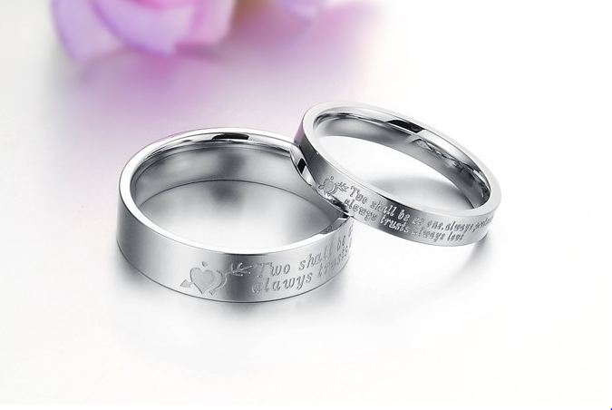 แหวนคู่รัก แหวนหมั้น แหวนแต่งงาน แหวนแทนใจ แหวนเกลี้ยง สีเงิน แหวน Stainless แกะ อักษร Trusts alway love ของขวัญให้แฟน 611235