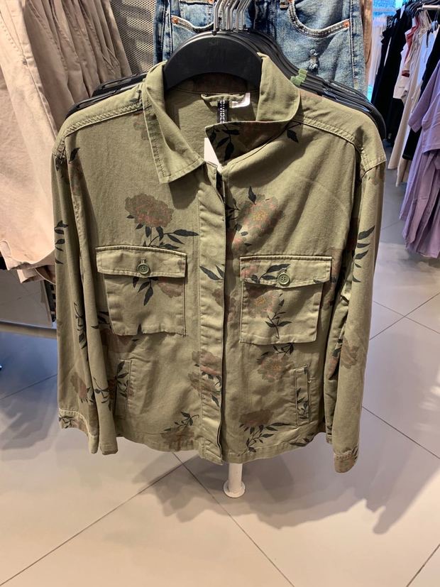 H&m เสื้อทหาร เสื้อเขียวทหาร ลายดอก เสื้อนอกแนวทหาร H&M (ตัดป้าย) แพทเทินสวย เท่ห์มาก คะ Size M สำเนา สำเนา เขียว