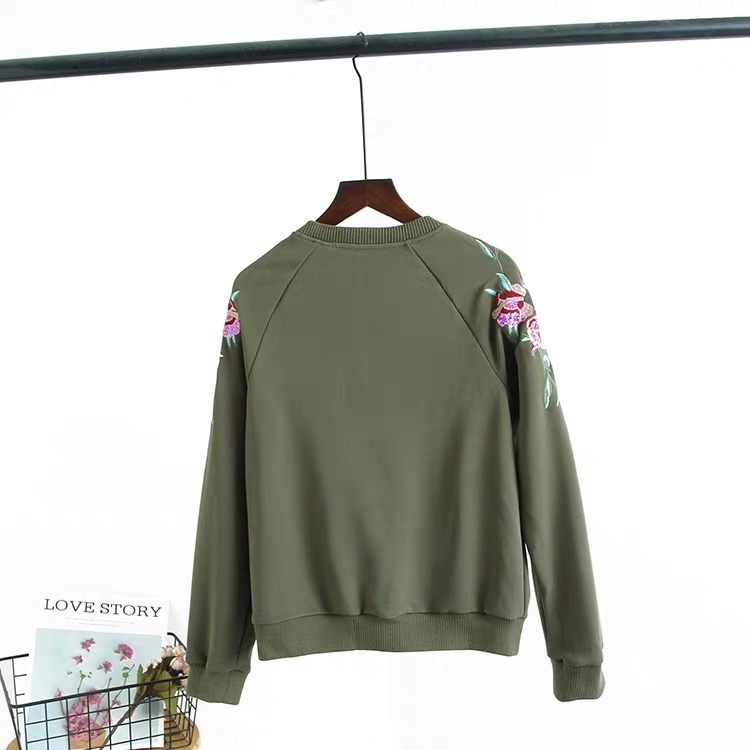 เสื้อคลุม เสื้อแจ้คเก็ตเขียวทหาร เสื้อคลุม สีเขียว แตางลายปักดอก ช่วงไหล่งาน เขียว
