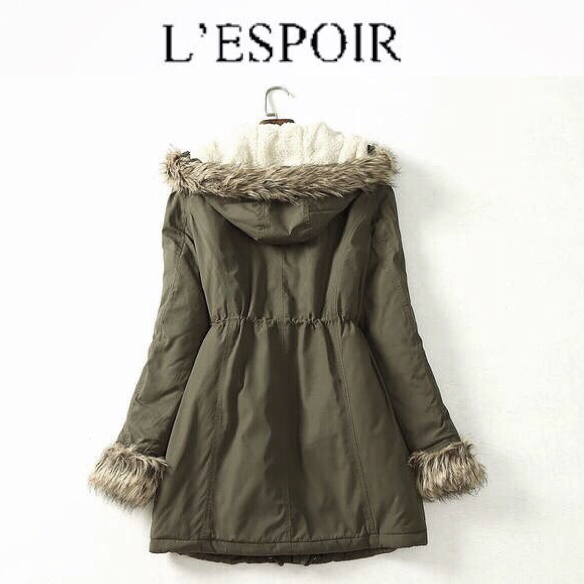 เสื้อกันหนาว โค้ทกันหนาว สีเขียวทหาร แบรนด์เนม ดัง ญี่ปุ่น L'espoir แท้100% แต่งขนเฟอร์ ปลายหมวก/แขน (เฟอร์ถอดได้ทุกจุด) บุนวมอุ่นด้านใน สวย เท่ห์ แนว ๆคะ SIze XL เขียว