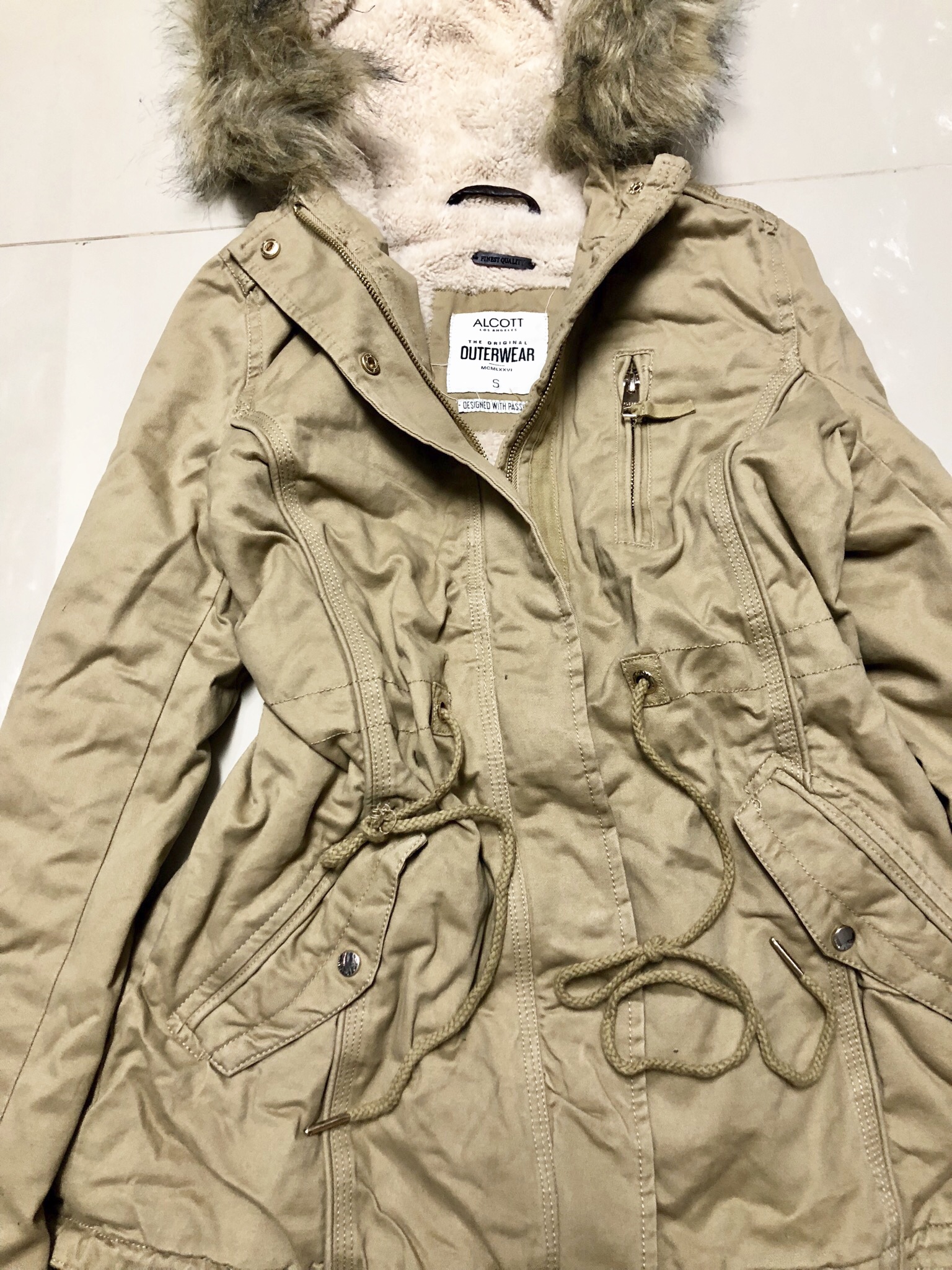 เสื้อกันหนาว เสื้อแนวPARKA กันหนาว แต่งฮูทติดเฟอร์ สีกากี แบรนด์เนม ALCOTT LOSANGELES UK แท้ ซับขนอุ่นสีขาว งานสวยเนี๊ยบมากคะ Size S/M/L /XL กากี
