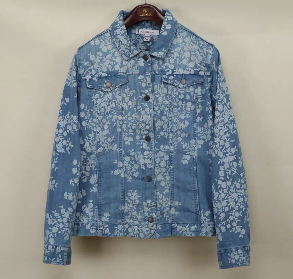 เสื้อยีนส์ แจ็คเก็ตยีนส์ แต่งลายพิมพ์ ใบไม้ แบรนด์ CrOft&BArrow สำเนา ยีนส์