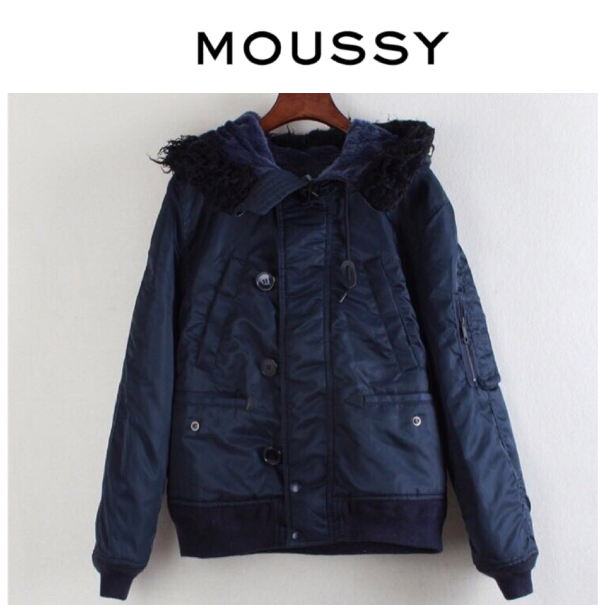 Moussy เสื้อกันหนาว แต่งฮูท สีน้ำเงินกรมท่า เสื้อกันหนาวแบรนด์เนม Moussy สุดหรู ของแท้100% บุนวมอุ่น เนื้อผ้ากันน้ำ กันหิมะ แบบสวย แนวๆ น่ารักมากคะ งานญี่ปุ่น สวย เนี๊ยบมากๆเลยค่า Size M/L น้ำเงินกรม