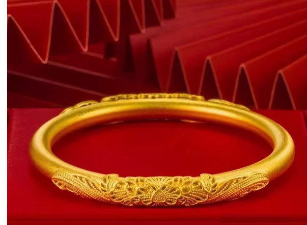 กำไลข้อมือ ทอง อย่างหนา แกะลาย ลวดลายไทย โบราณ กำไลข้อมือ ผู้หญิง ใส่ออกงาน แบบไทย ๆ 605903