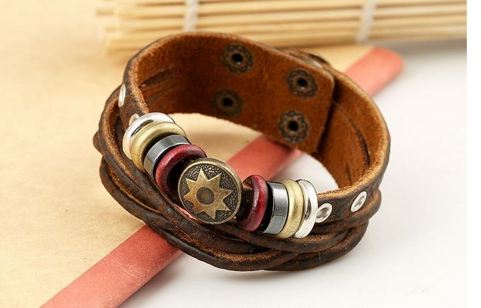 สร้อยข้อมือผู้ชาย กำไลข้อมือ ผู้ชาย สายหนังแท้ สีน้ำตาล ดีไซน์ งาน แฮนด์เมด หนังถัก ร้อยห่วง รูปโล่ ดาว ห่วงสีแดง สลับ เงิน สไตล์วินเทจ 735205