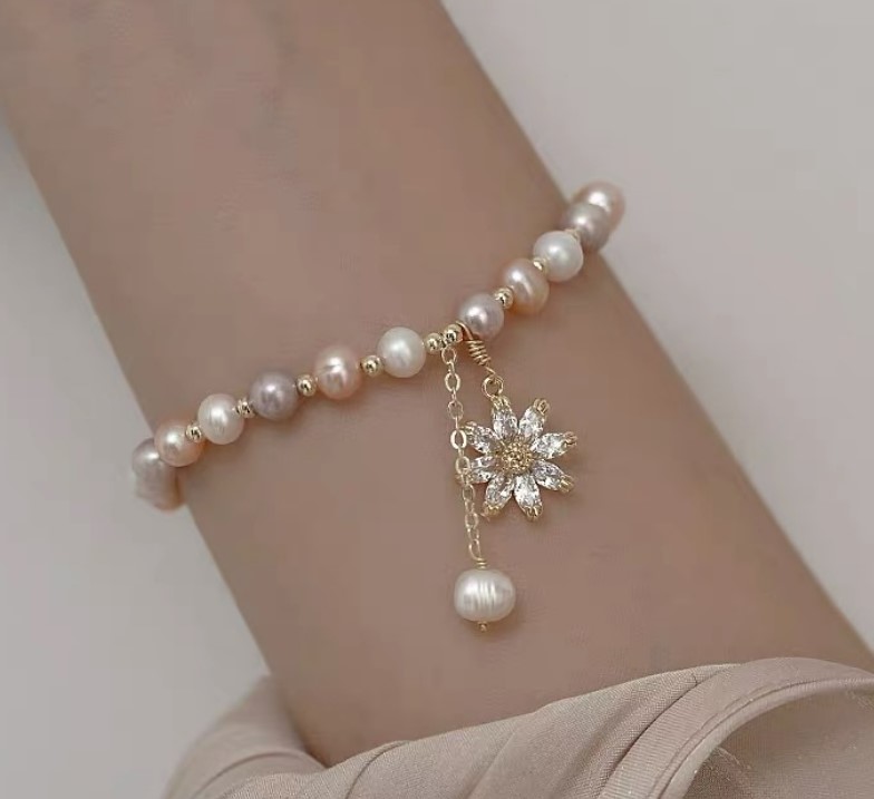 สร้อยข้อมือไข่มุก ธรรมชาติ หลากสี สวยสด งดงาม สร้อยข้อมือไข่มุก ตกแต่งจี้ดอกไม้ ฝังเพชร สุดหรู 191802