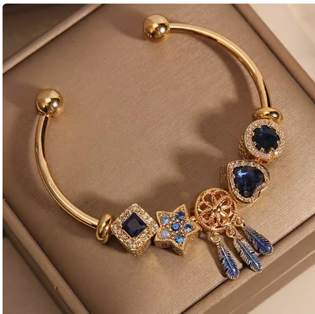 กำไลข้อมือ แฟชั่น ปลายเปิด สีทอง ร้อยชาร์ม ธีม อินเดียแดง ฝังเพชร CZ AAA สีน้ำเงิน แบบน่ารัก ๆ 108685