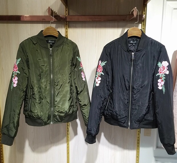 เสื้อนอก เสื้อคลุมกันหนาว เสื้อไฟท์ สีดำ แต่งลายปักช่วงแขน Size M/L