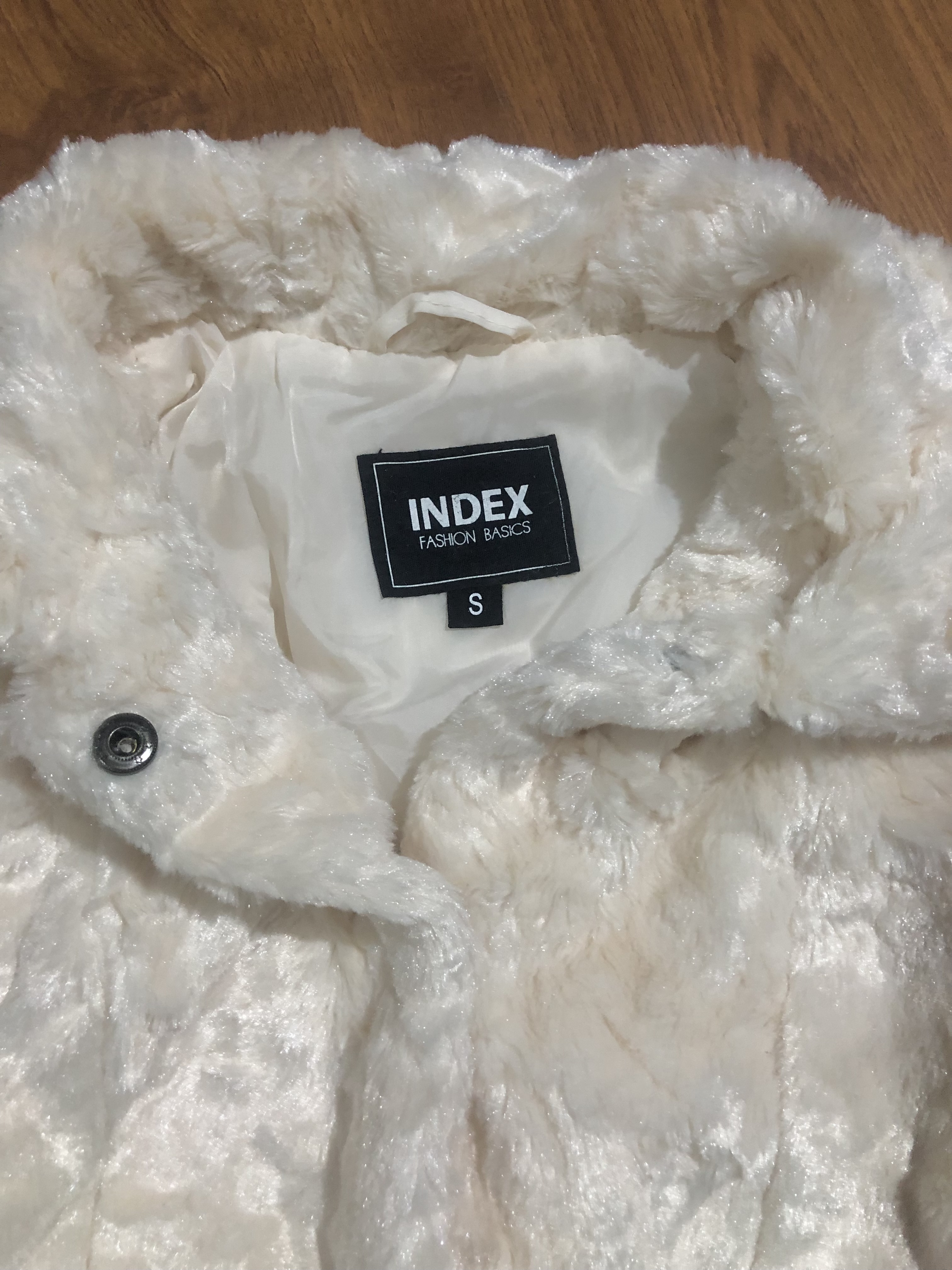 เสื้อกันหนาว เสื้อหนาวแต่งขน สีขาวครีม แบรนด์INDEX ขนสวย นุ่ม น่าสัมผัสมากจร้า Size S/M