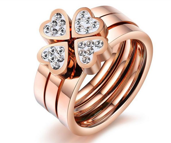 แหวน Stainless Steel แหวนสี Rose Gold ทองแดง แหวนผู้หญิง แยกเป็น 3 วง ดีไซน์ประกอบ กันเป็น ดอกโคลเว่อร์ ฝังเพชร สุดหรู มีดีไซน์ 495624