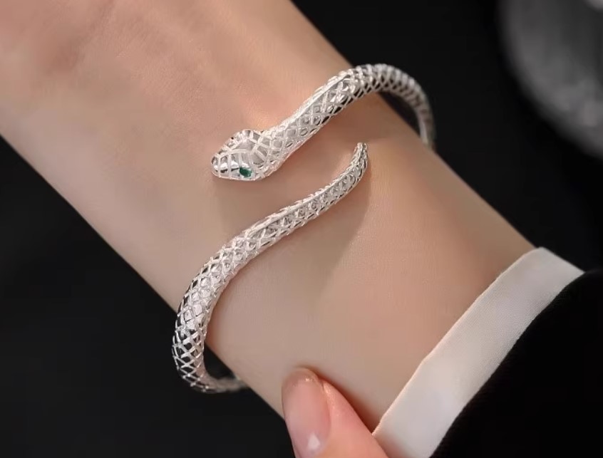 กำไลข้อมือ งู สีเงิน สำหรับผู้หญิง กำไลเงิน แกะเป็น รูป ตัวงู พันข้อมือ แบบสวย ใส่ได้ทุกโอกาส 305583
