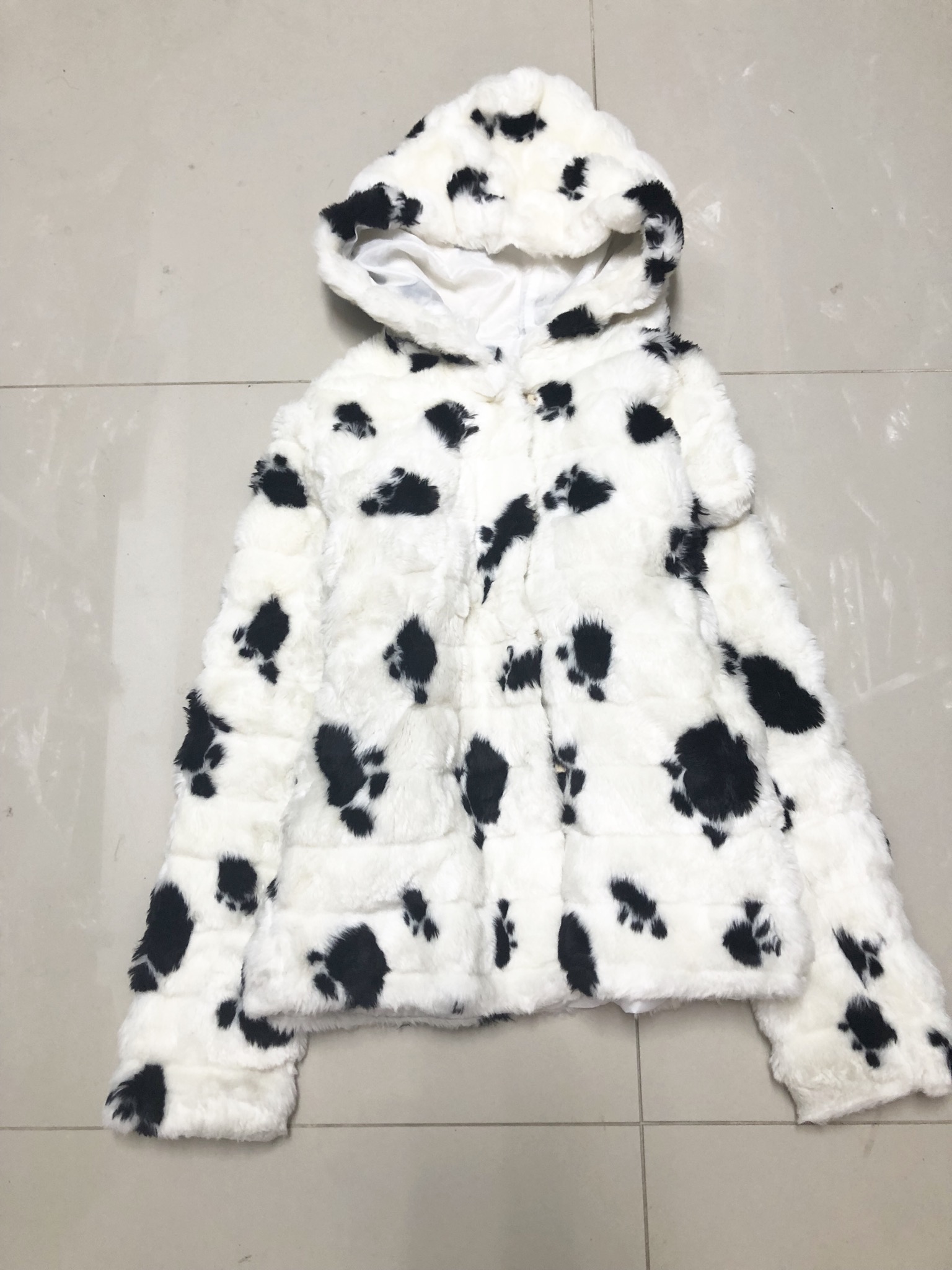 เสื้อกันหนาวฮูท เสื้อขนเฟอร์ฮูท สีขาว แต่งลายเท้าน้องหมา สีดำ แบบสวย ขนนิ่มฟูมากคะ ขาว
