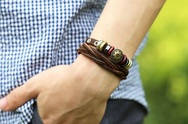 สร้อยข้อมือผู้ชาย กำไลข้อมือ ผู้ชาย สายหนังแท้ สีน้ำตาล ดีไซน์ งาน แฮนด์เมด หนังถัก ร้อยห่วง รูปโล่ ดาว ห่วงสีแดง สลับ เงิน สไตล์วินเทจ 735205
