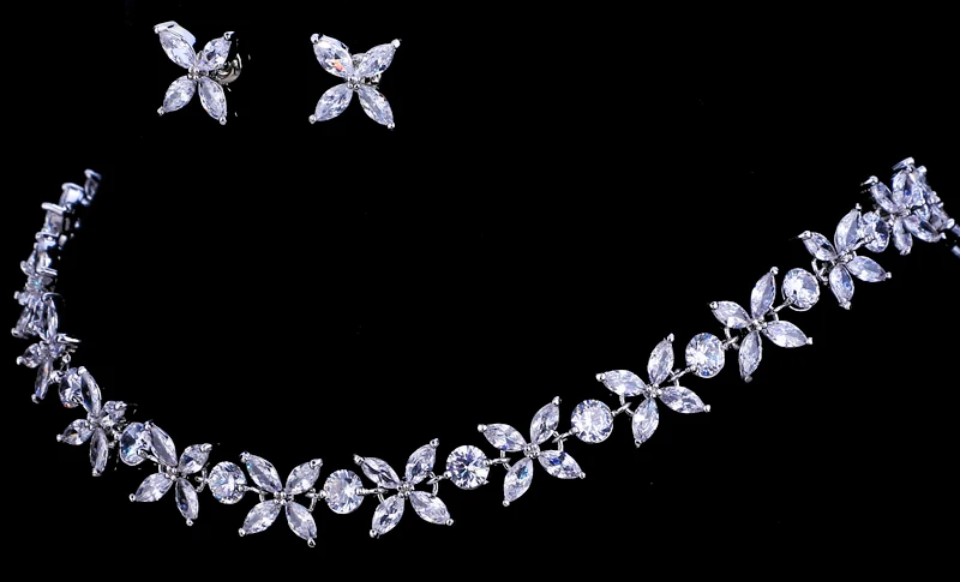 ชุดเครื่องเพชร ลายดอกไม้ แบบเต็มเส้น เข้าชุด กับ ต่างหู ชุดเครื่องเพชร เจ้าสาว หรือ ใส่ออกงานราตรีหรู 354752