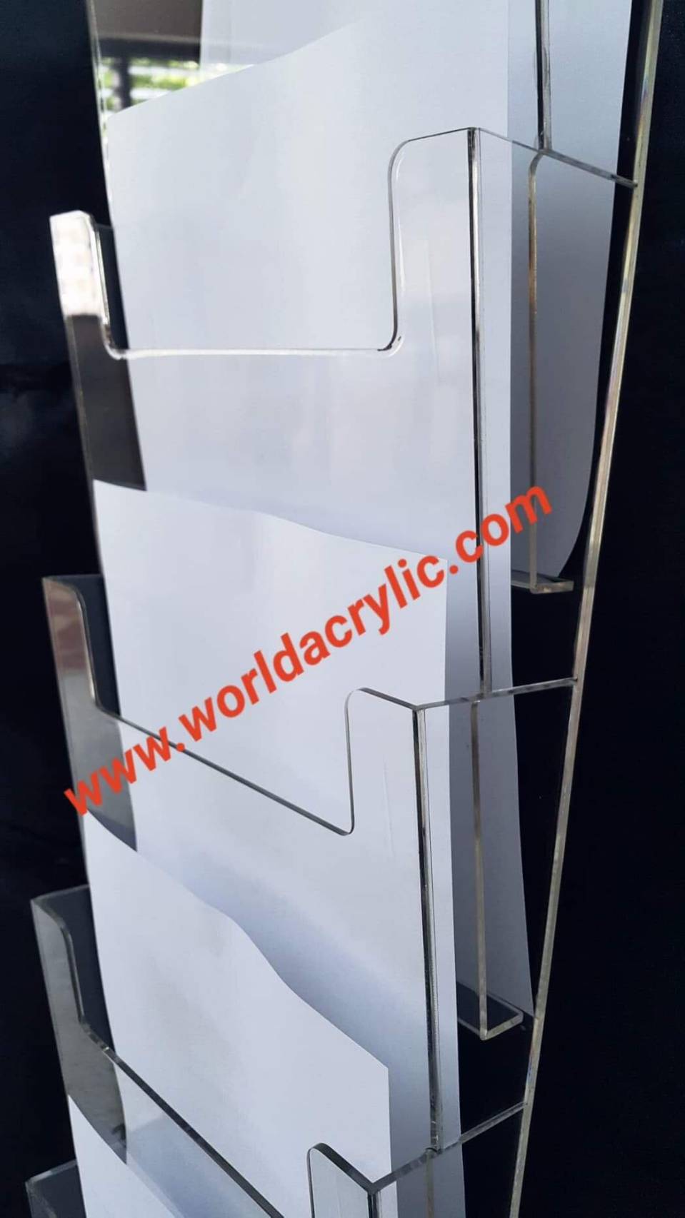 กล่องใส่โบชัวร์ A4 แบบแขวนผนัง (6 ชั้น)