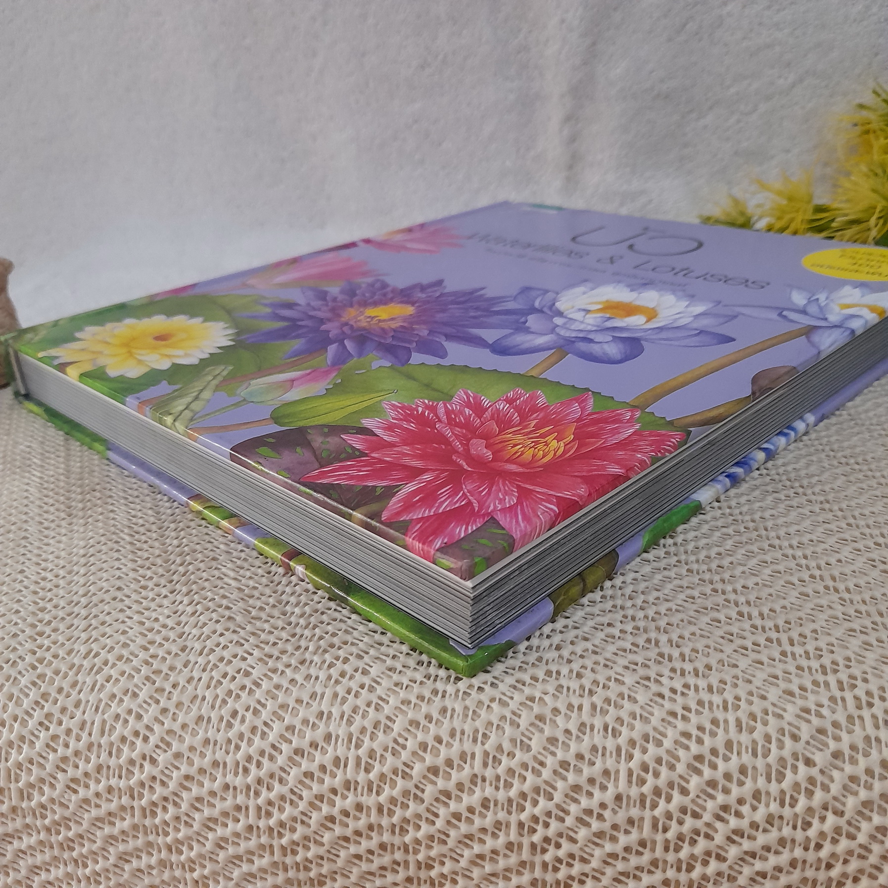 บัว Waterlilies & Lotus (ปกแข็ง) / วีระประวัติ ตรีสุวรรณ - ภวพล ศุภนันทนานนท์