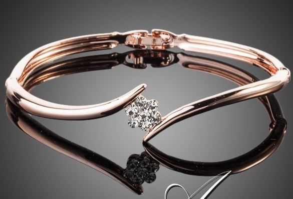 กำไลข้อมือทอง 18 K ประดับเพชร Swiss รูปดอกไม้ตรงกลาง ของขวัญสุดหรู เหมาะกับให้แฟน มากค่ะ no 578273