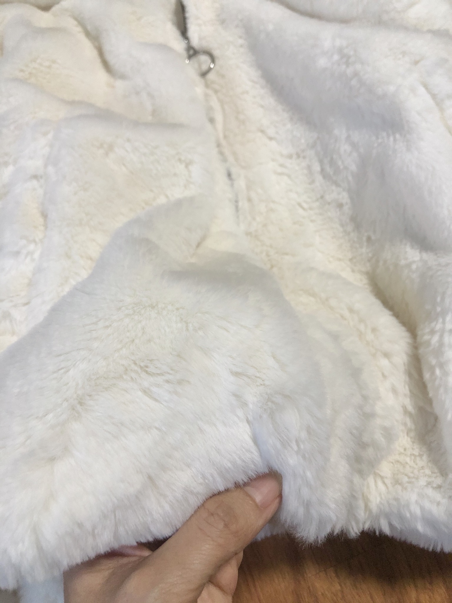 Forever21 เสื้อเฟอร์กันหนาว หมวกฮู้ด เสื้อขน แบรนด์ forever21 (FLUFFY COAT) ขาว
