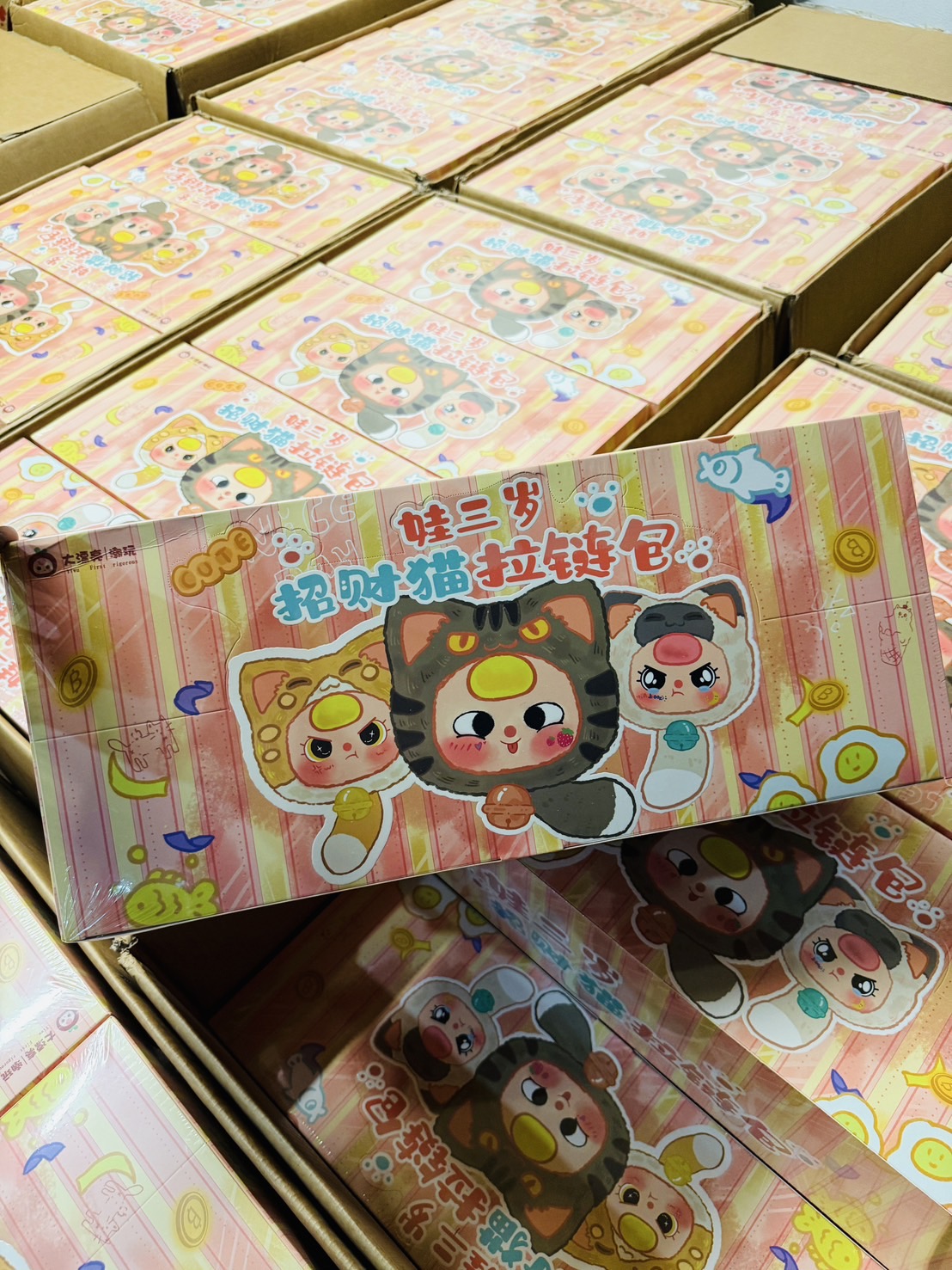กล่องสุ่มBABY THREE LUCKY CAT ZIPPER BAG ตุ๊กตากระเป๋าซิป แมวกระดิ่ง