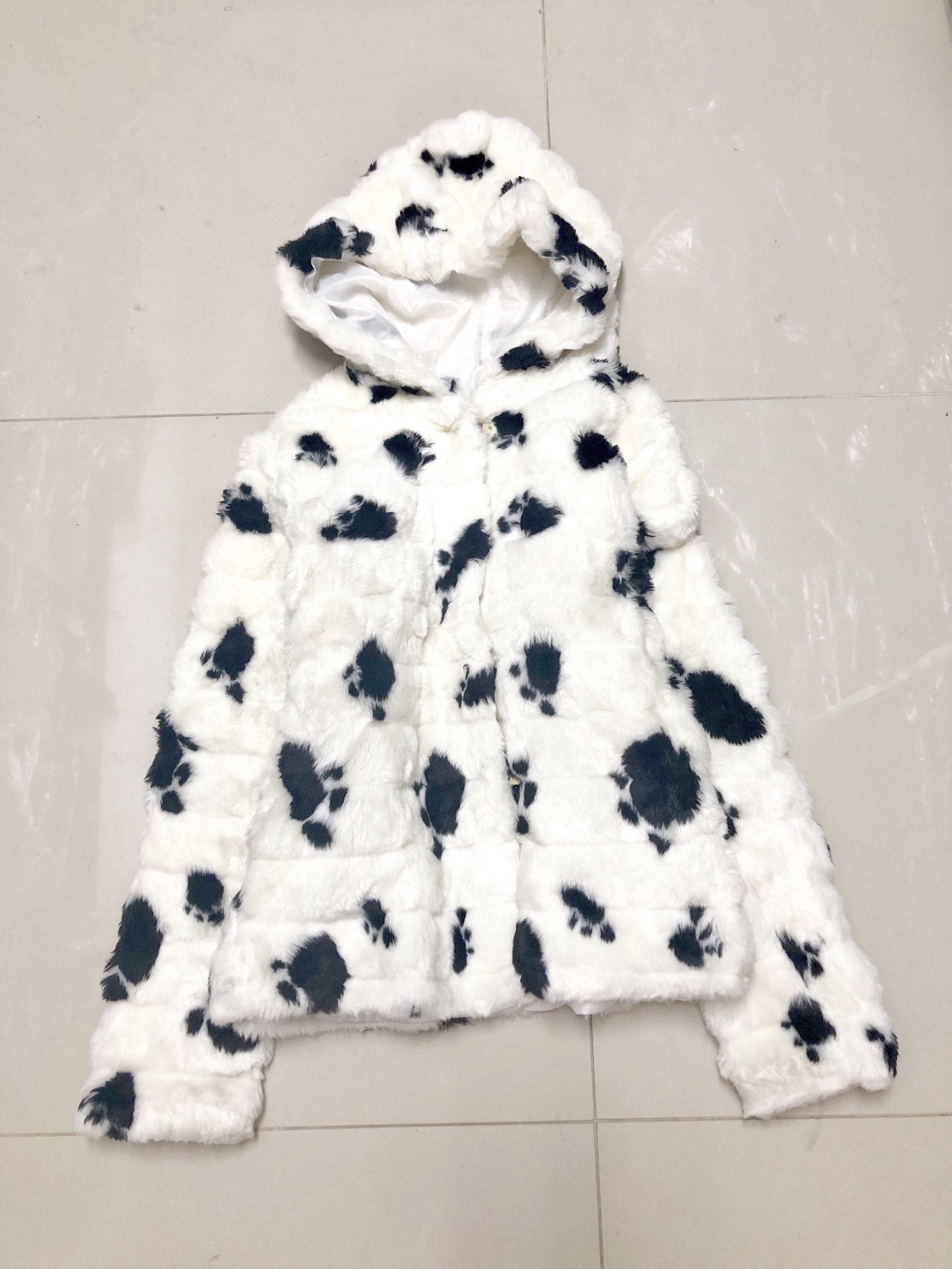 เสื้อกันหนาวฮูท เสื้อขนเฟอร์ฮูท สีขาว แต่งลายเท้าน้องหมา สีดำ แบบสวย ขนนิ่มฟูมากคะ ขาว