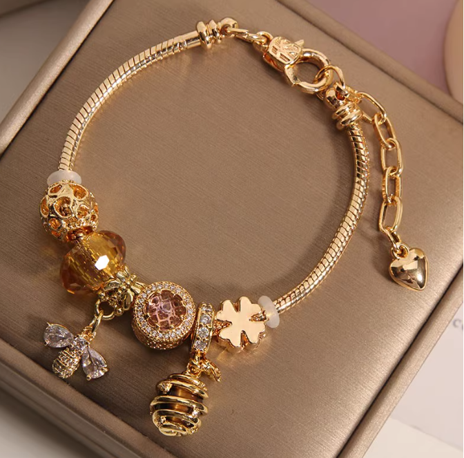 สร้อยข้อมือ ทอง ชุบ 18 k ร้อย จี้ ผึ้ง และ รังผึ้ง ฝังเพชร สวยหรู สร้อยข้อมือ ร้อยเม็ดบีด สไตล์ แพนโดร่า 233853