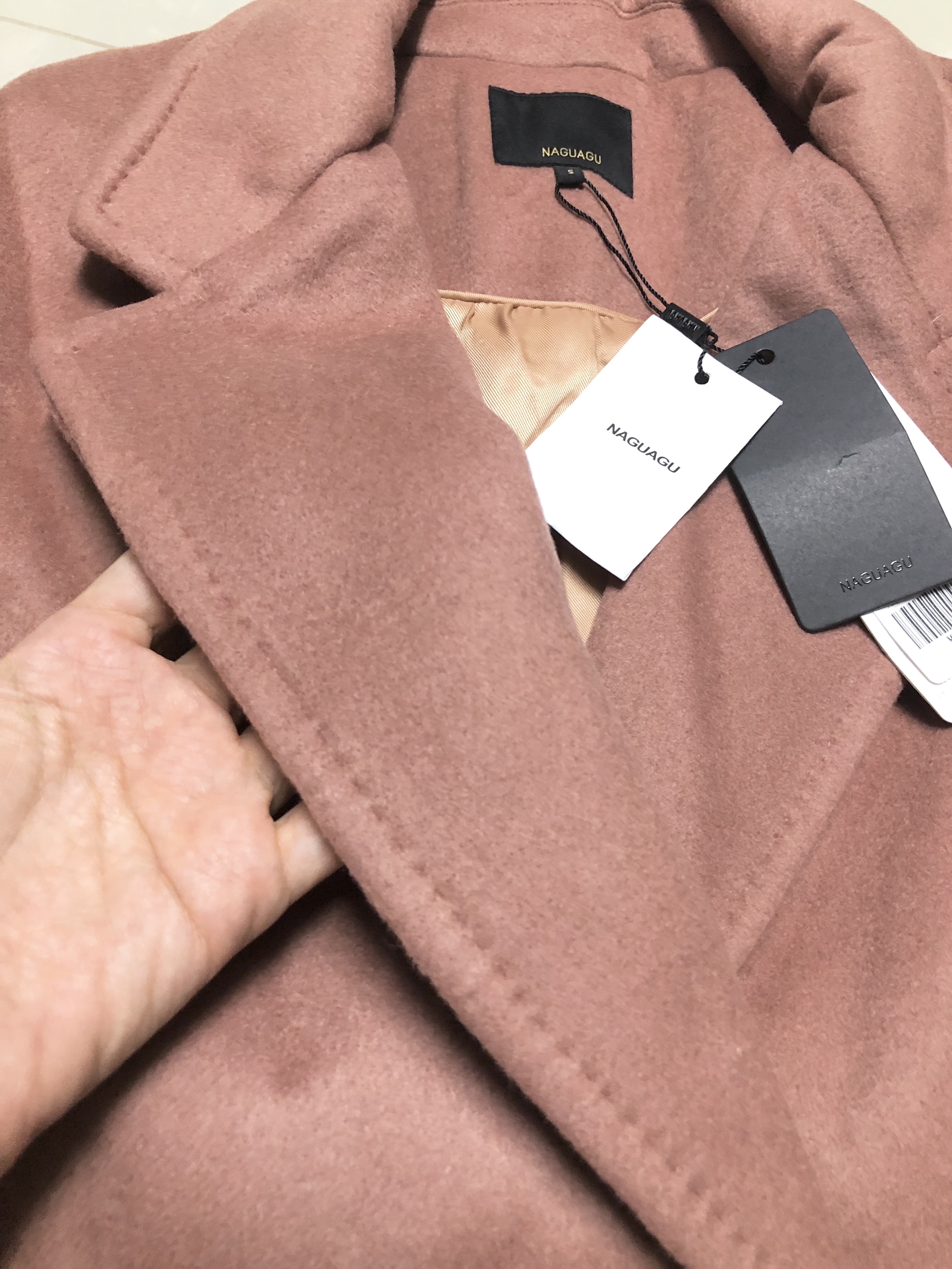 Naguagu เสื้อโค้ท เสื้อกันหนาว เนื้อผ้าสักหลาดวูล สีนู้ดกะปิ แบรนด์ NAGUAGU นู้ดกะปิ