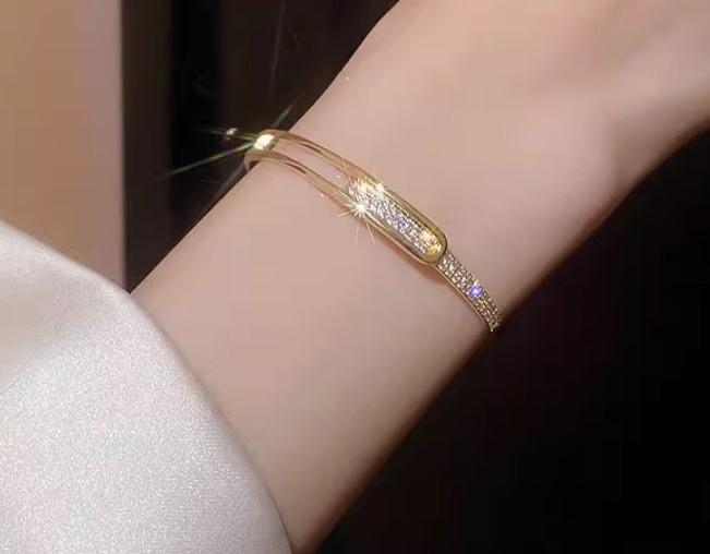 กำไลข้อมือทอง ฝังเพชร ลายตัว D ตัว H ลายโซ่ ใส่ออกงาน แบบสวยหรู กำไลข้อมือฝังเพชร แบบสวย ๆ 777537