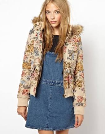 BELLFIELD เสื้อกันหนาว แต่งฮูท ติดเฟอร์ แบรนด์ดังอังกฤษ BELLFIELD ลายดอกสีนูทกากีอ่อน สวยหรู งานสวย เนี๊ยบมากคะ (จำนวนจำกัด ) (หมวกฮูทถอดได้คะ) Size S/M/L นูทกากีอ่อน