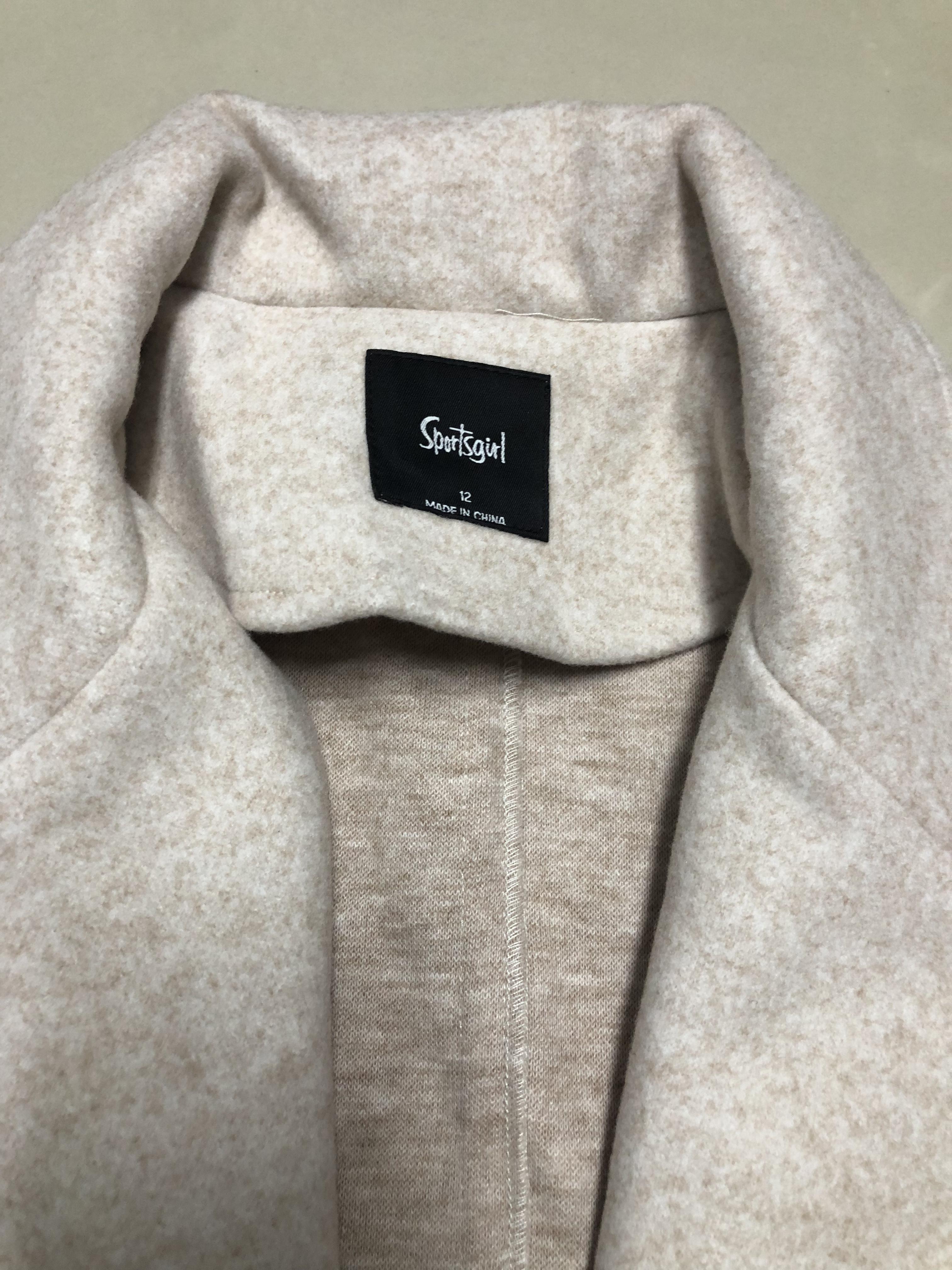 เสื้อโค้ดกันหนาว เสื้อกันหนาว overcoat โค้ทวูล สักหลาด ผสมวูล สีดำ แต่งคอปก กระดุมสองแถว แบรนด์ATCHING สำเนา สำเนา สำเนา สำเนา สำเนา ดำ