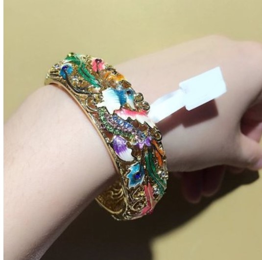 กำไลข้อมือ แฟชั่น อันใหญ่ ใส่สวย ลงยา แกะลายนก สีแดง ฟ้า ฝังเพชร CZ AAA 250171