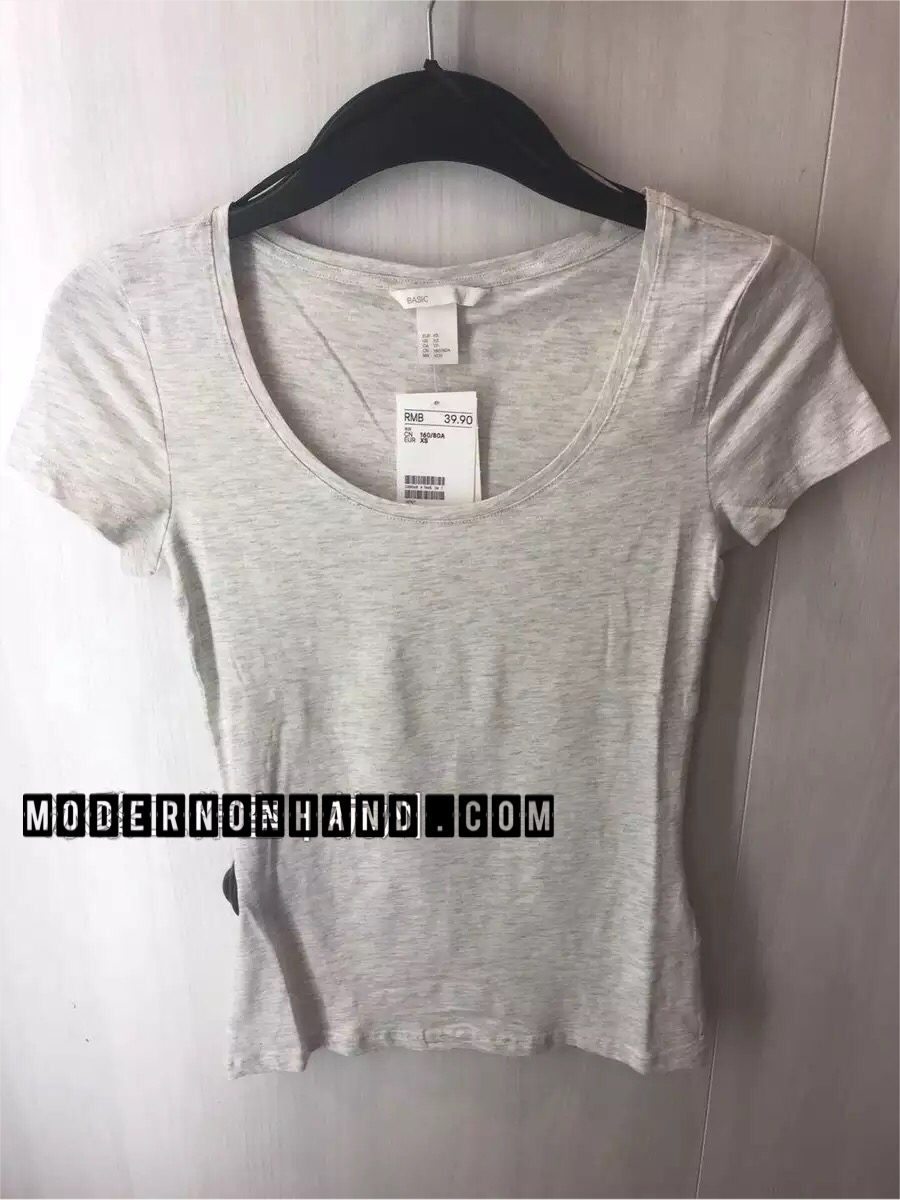เสื้อยืด สีเทาอ่อน H&M เนื้อผ้ายืดหยุ่นสูง ทรงสวย เข้ารูป หรูมากคะ Size Xs/S/M/L เทาอ่อน