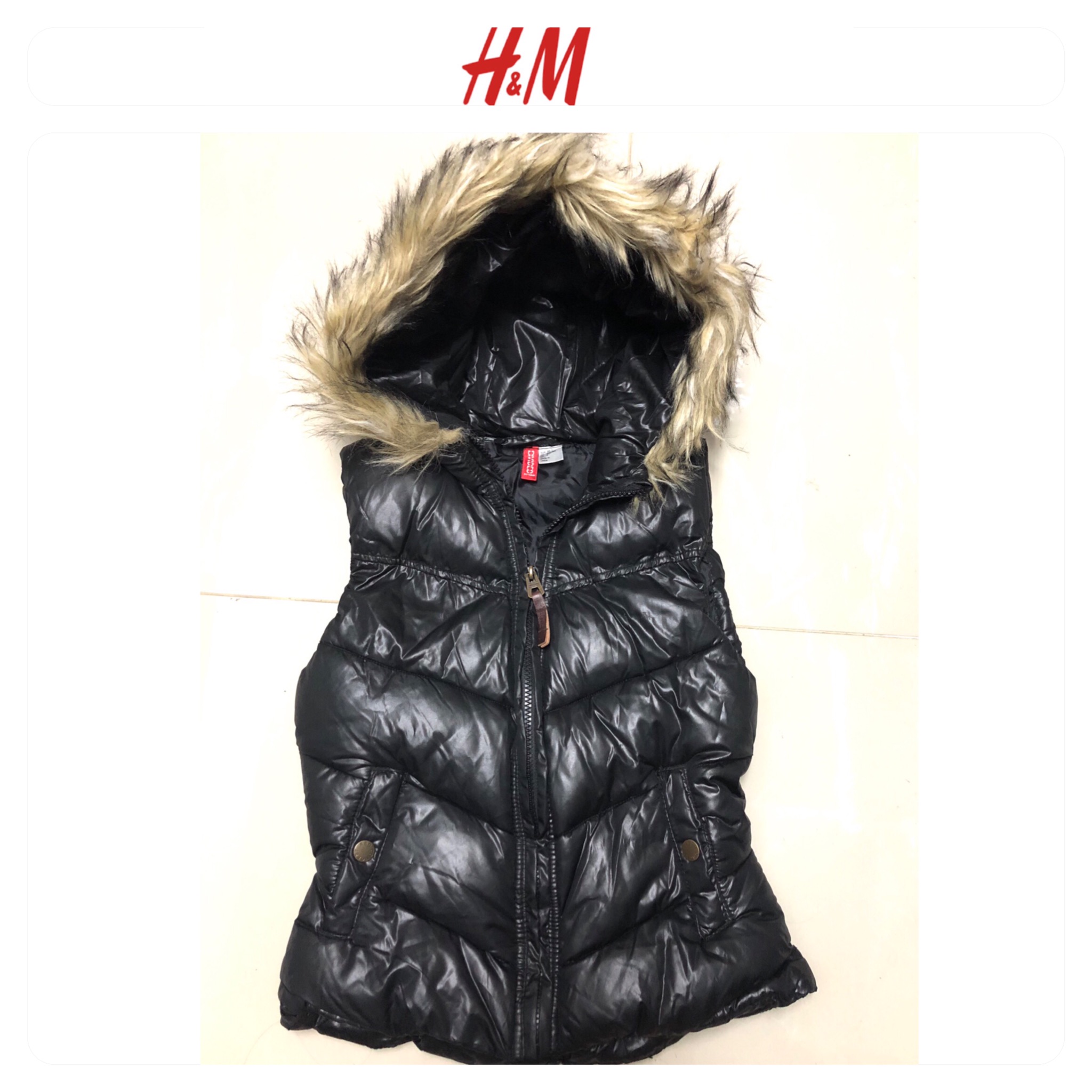 H&m เสื้อกั๊กกันหนาว กั๊กฮูทเฟอร์ สีแดง แบรนด์เนม H&M แต่งขนเฟอร์ปลายหมวกSize :XS/S/M/L/XL แดง
