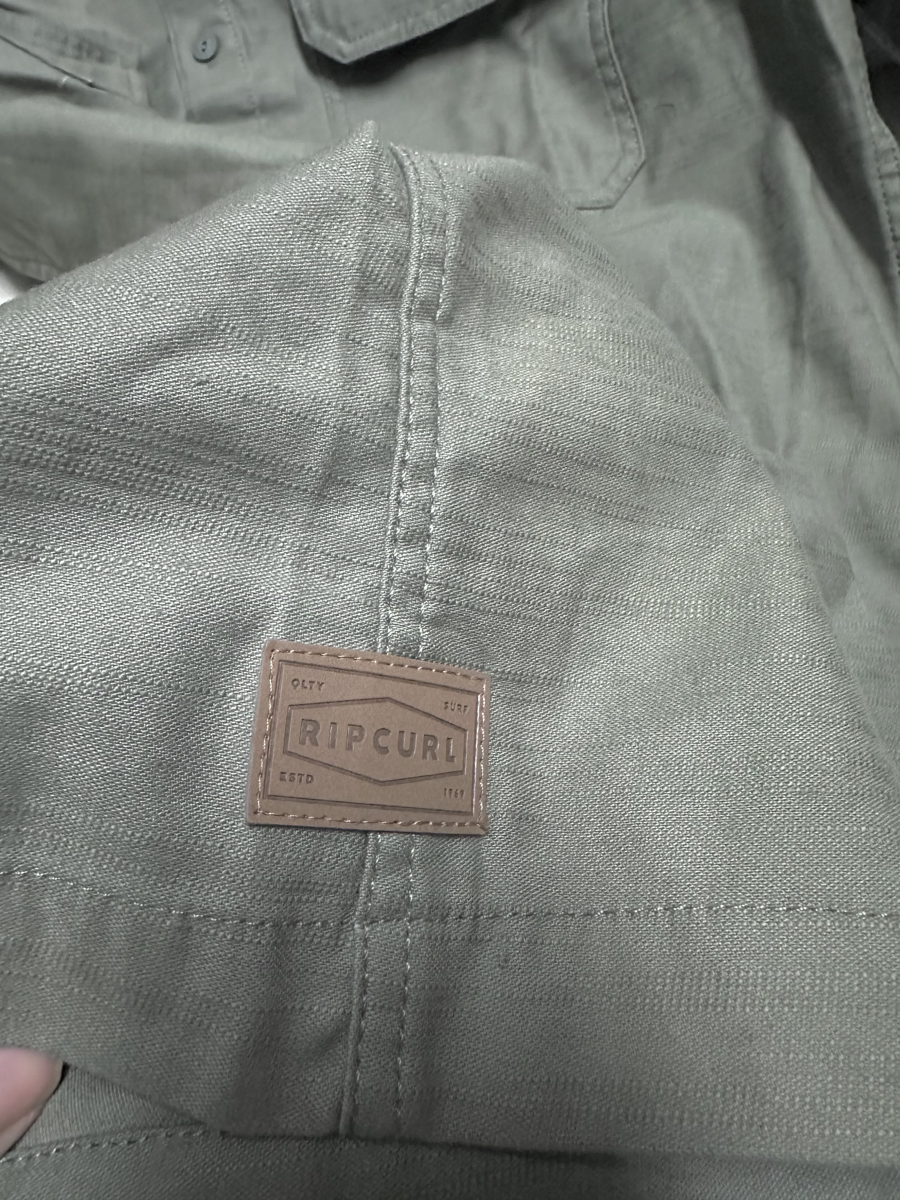 Rip curl เสื้อทหาร เสื้อเชิ้ต เสื้อนอกแนวทหาร แพทเทินสวย เท่ห์มาก แบรนด์Rip curl เขียว