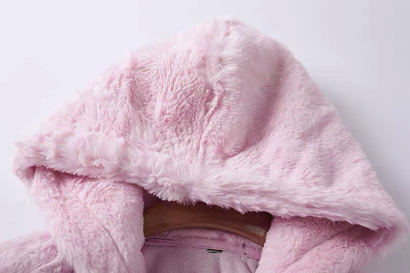 Page one เสื้อเฟอร์กันหนาว หมวกฮู้ด เสื้อขน Fluffy coat สีชมพูอ่อน แบรนด์ love tree ชมพู