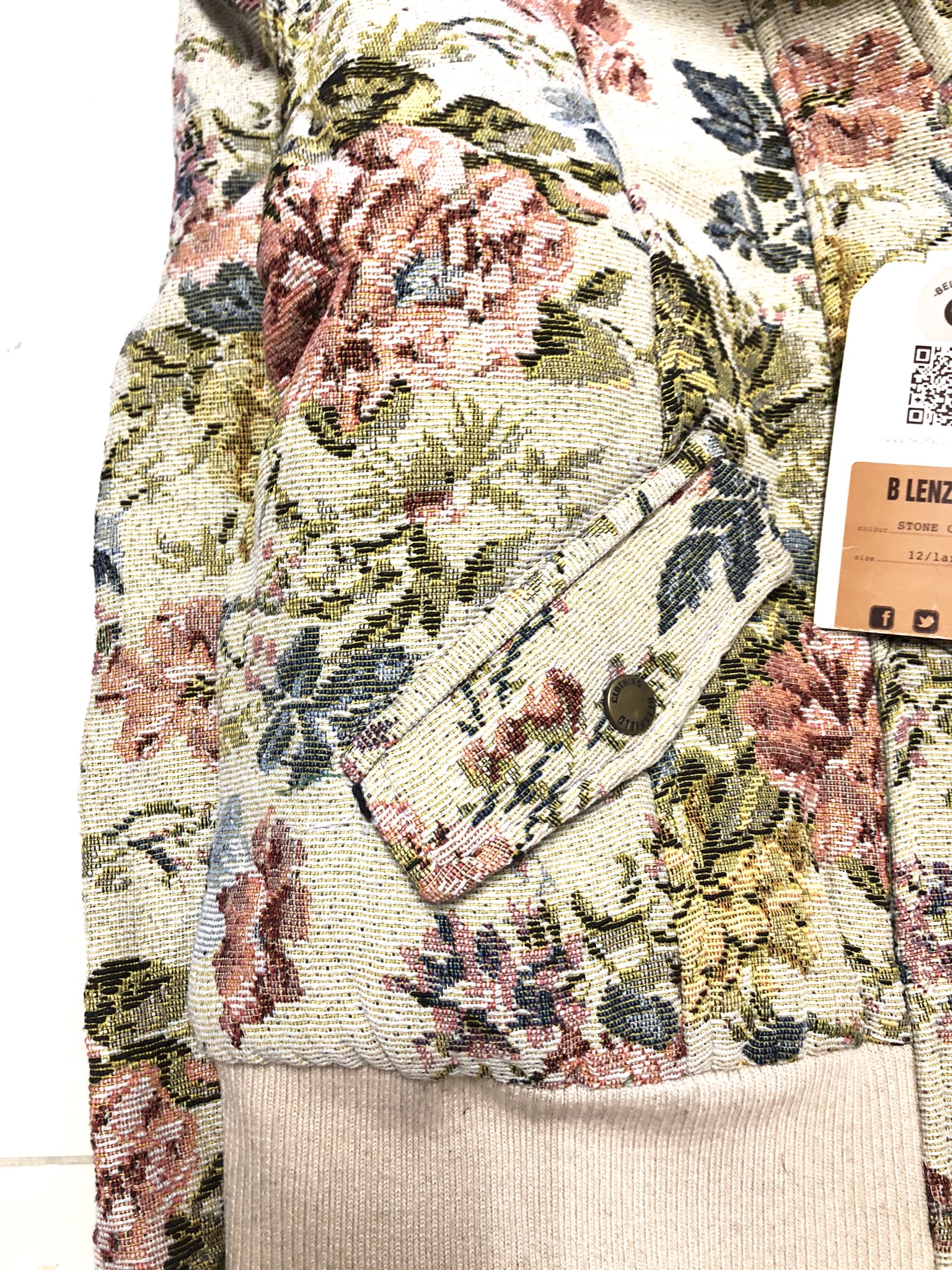 BELLFIELD เสื้อกันหนาว แต่งฮูท ติดเฟอร์ แบรนด์ดังอังกฤษ BELLFIELD ลายดอกสีนูทกากีอ่อน สวยหรู งานสวย เนี๊ยบมากคะ (จำนวนจำกัด ) (หมวกฮูทถอดได้คะ) Size S/M/L นูทกากีอ่อน