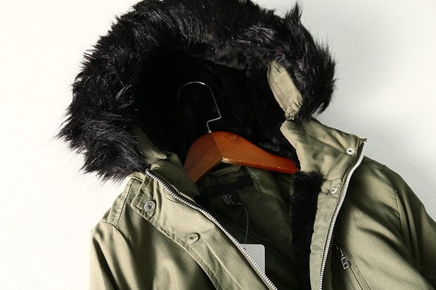 Forever21 เสื้อโค้ทฮู้ด กันหนาว Parka แบรนด์ Forever21 สีเขียวแต่งขนเฟอร์ดำ บุนวมอุ่น (เฟอร์ถอดได้คะ) งานสวย บุนวมอุ่น Size S/M/ L เขียว