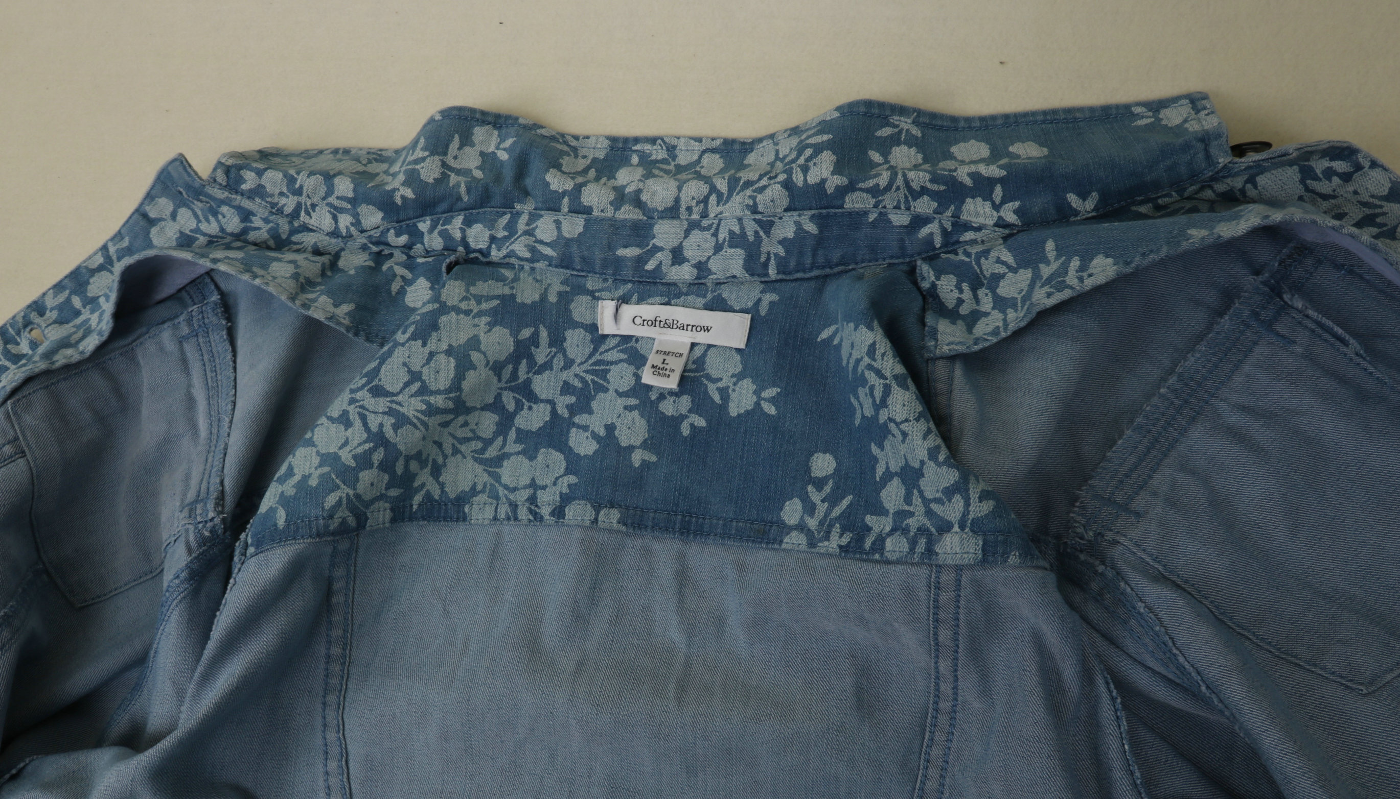 เสื้อยีนส์ แจ็คเก็ตยีนส์ แต่งลายพิมพ์ ใบไม้ แบรนด์ CrOft&BArrow สำเนา ยีนส์