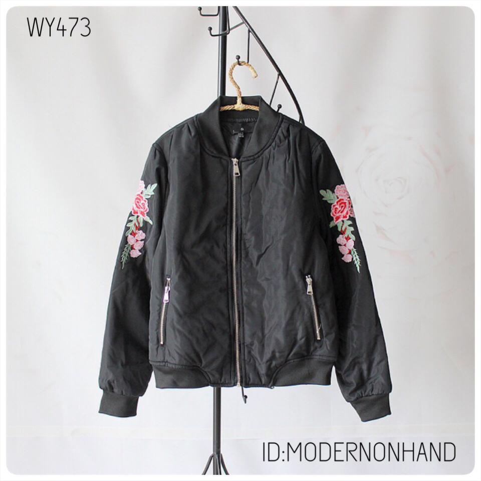 เสื้อนอก เสื้อคลุมกันหนาว เสื้อไฟท์ สีดำ แต่งลายปักช่วงแขน Size M/L