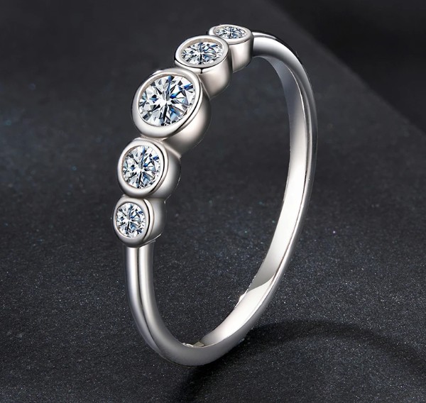 แหวนเงินแท้ 925 ฝังเพชร Moissanite เรียงกัน 5 เม็ด ไล่ระดับ สวยหรู จะใช้นิ้วชี้ นิ้วนาง ก็สวยหรู ดูแพง 496953