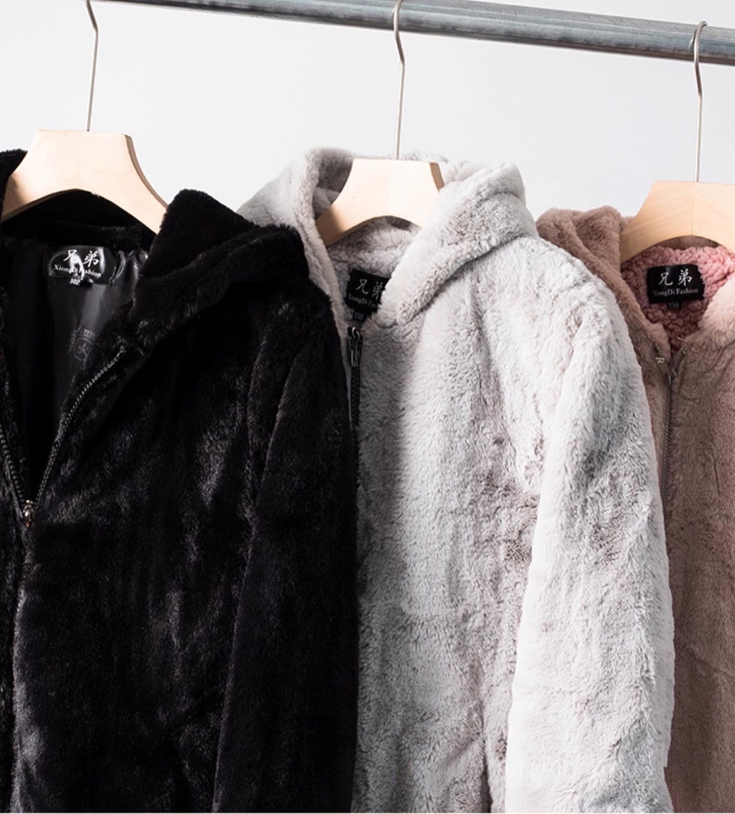 Forever21 เสื้อเฟอร์กันหนาว หมวกฮู้ด เสื้อขน สีดำ (FLUFFY COAT) 兄弟 ขาว