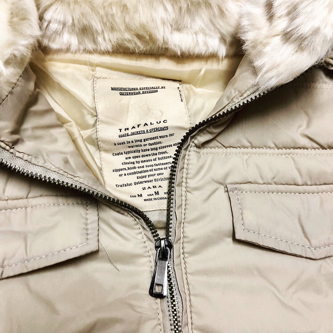 Zara เสื้อกั๊กกันหนาว กั๊กZARA สีน้ำเงินกรม แต่งหมวกฮูท (ฮูทถอดได้คะ) แต่งขนอุ่น คอปกด้านใน แบบสวย น่ารักมากคะ 👍🏻หมวกฮูทถอดได้คะ น้ำเงินกรม