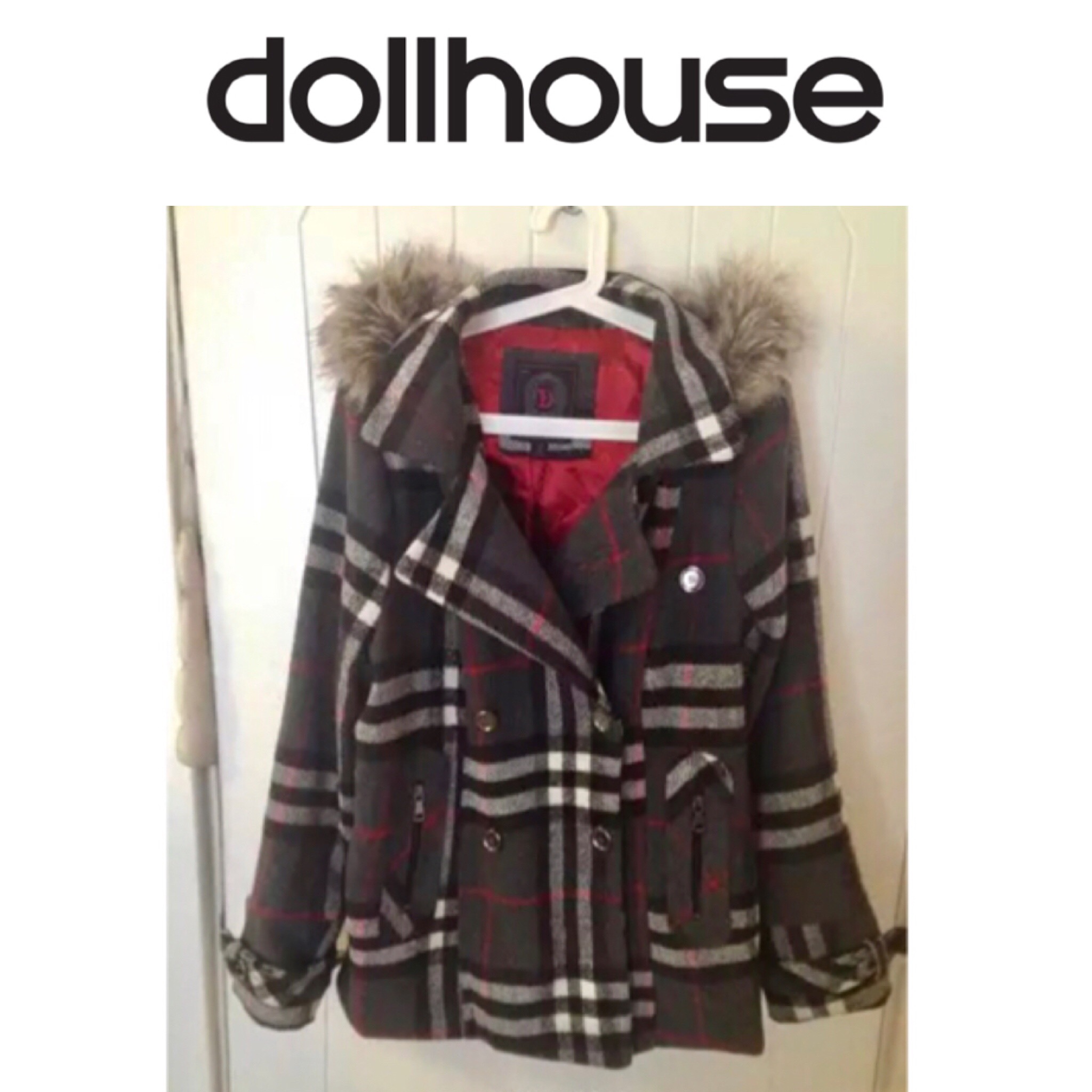 เสื้อกันหนาวสักหลาดผสมวู ลายตาราง classic burberry สีเทา brandname NYC DOLLHOUSE แต่งกระดุมสองแถบ ติดหมวกฮูท ติดเฟอร์ (หมวกมีกระดุมถอดใส่ได้คะ)สวย หรูคะ Size S