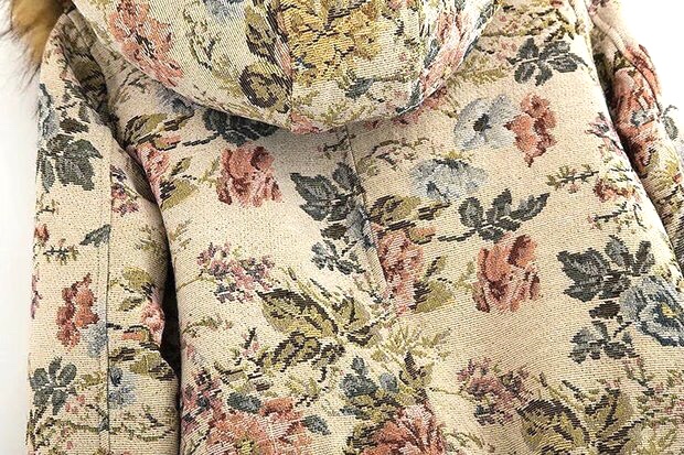 BELLFIELD เสื้อกันหนาว แต่งฮูท ติดเฟอร์ แบรนด์ดังอังกฤษ BELLFIELD ลายดอกสีนูทกากีอ่อน สวยหรู งานสวย เนี๊ยบมากคะ (จำนวนจำกัด ) (หมวกฮูทถอดได้คะ) Size S/M/L นูทกากีอ่อน
