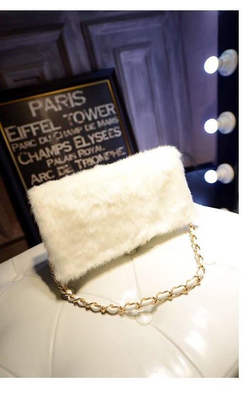 กระเป๋า Clutch มือ แต่งขนฟูนุ่ม สีขาว /ดำ แถมสายสองแบบ สองระดับ (สายโซ่+สายหนัง) ใช้ได้หลากหลายสไตล์เลยคะ ขนนุ่ม สวยหรู สุดๆ