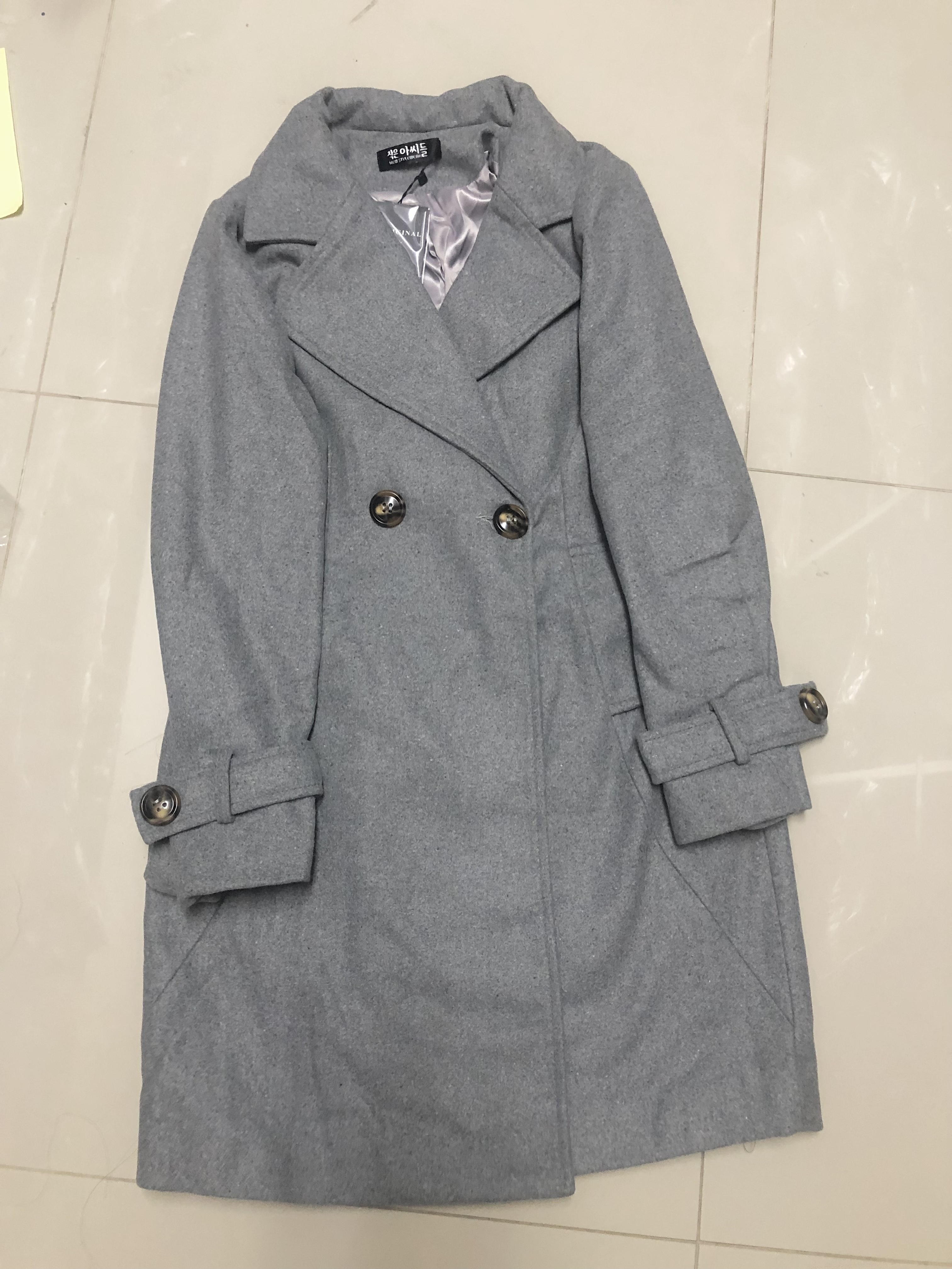 เสื้อโค้ดกันหนาว เสื้อกันหนาว overcoat Trench coat โค้ทวูล สักหลาด ผสมวูล สีครีม/กากี/เทา แต่งคอปก กระดุมสองแถว แบรนด์ATCHING สำเนา สำเนา สำเนา เทา